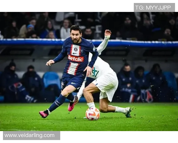 足总杯激战：巴黎圣日耳曼与波尔图平局红牌事件引发全场热议